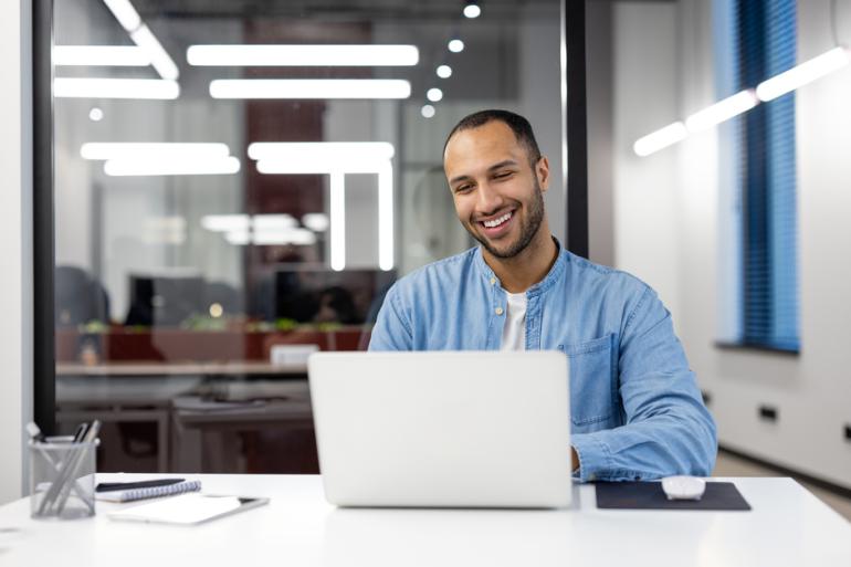 Trabajador frente a un computador